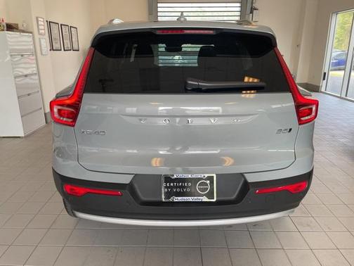 2025 Volvo XC40 B5 Core Bright Theme