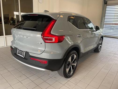 2025 Volvo XC40 B5 Core Bright Theme