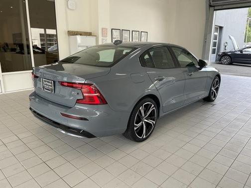 2024 Volvo S60 B5 Plus Dark Theme