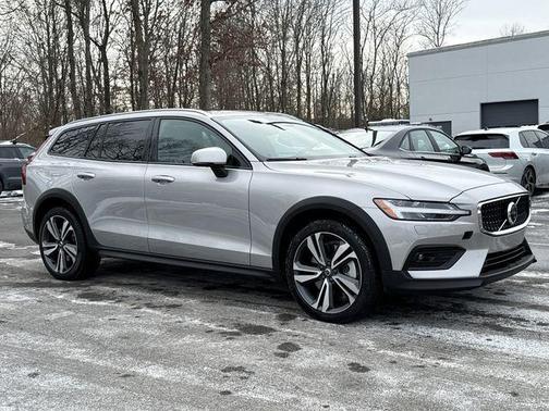 2025 Volvo V60 Cross Country Plus, B5 AWD Gas (mild hybrid)