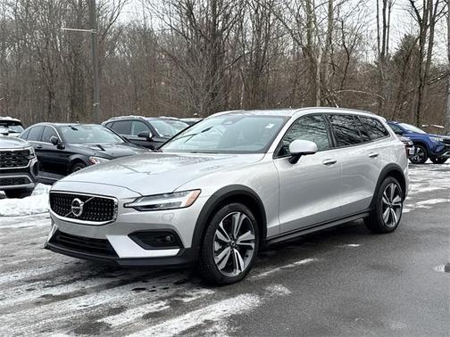 2025 Volvo V60 Cross Country Plus, B5 AWD Gas (mild hybrid)