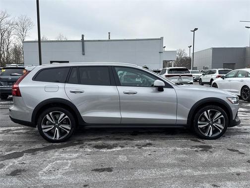2025 Volvo V60 Cross Country Plus, B5 AWD Gas (mild hybrid)