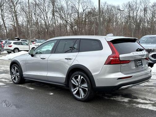 2025 Volvo V60 Cross Country Plus, B5 AWD Gas (mild hybrid)