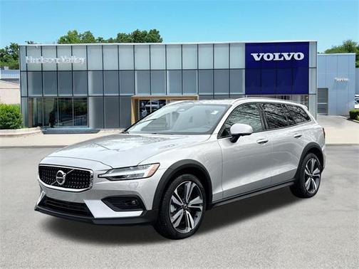 2025 Volvo V60 Cross Country Plus, B5 AWD Gas (mild hybrid)