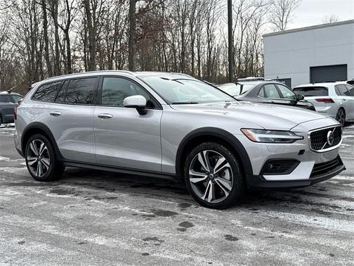 2025 Volvo V60 Cross Country Plus, B5 AWD Gas (mild hybrid)