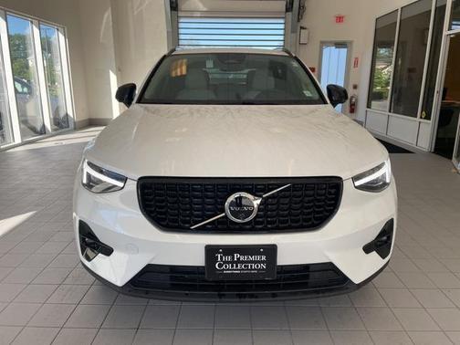 2025 Volvo XC40 B5 Plus Dark Theme
