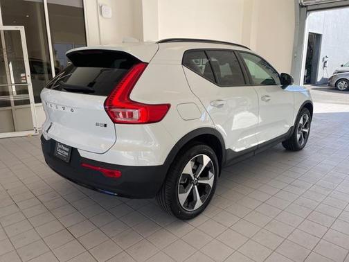 2025 Volvo XC40 B5 Plus Dark Theme