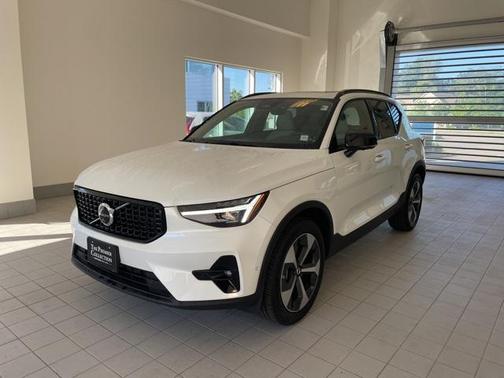 2025 Volvo XC40 B5 Plus Dark Theme