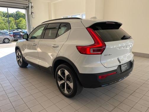 2025 Volvo XC40 B5 Plus Dark Theme