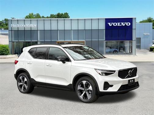 2026 Volvo XC40 B5 Core