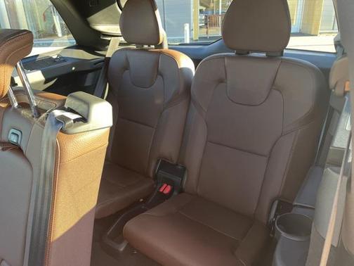 2022 Volvo XC90 T6 Momentum