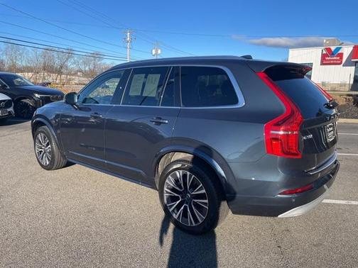 2022 Volvo XC90 T6 Momentum