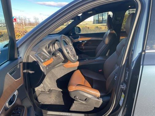2022 Volvo XC90 T6 Momentum
