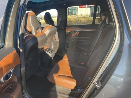 2022 Volvo XC90 T6 Momentum