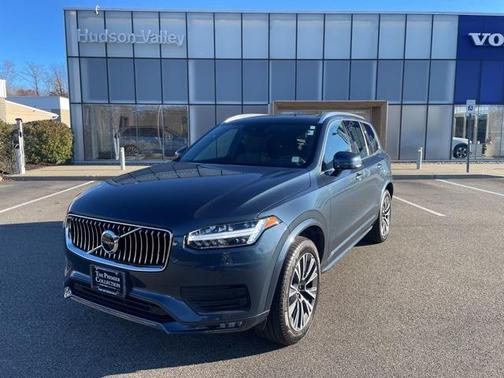2022 Volvo XC90 T6 Momentum