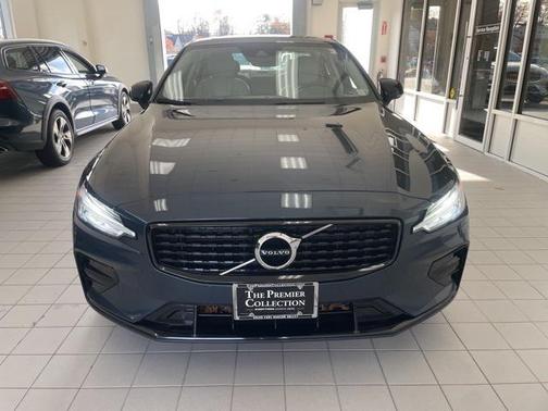 2022 Volvo S60 T5 Momentum