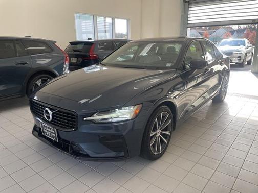 2022 Volvo S60 T5 Momentum