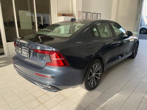 2022 Volvo S60 T5 Momentum