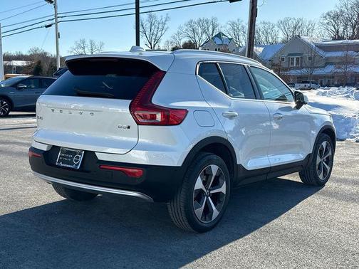 2025 Volvo XC40 B5 Plus Bright Theme