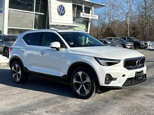 2025 Volvo XC40 B5 Plus Bright Theme
