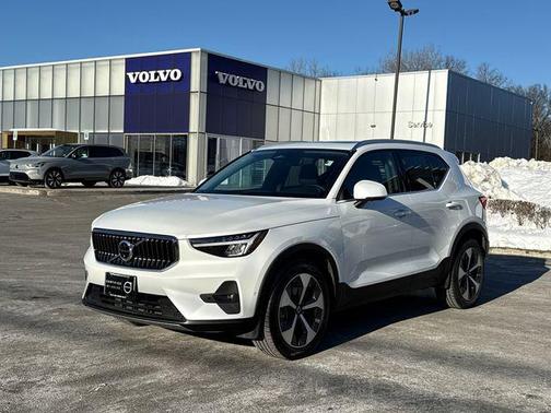 2025 Volvo XC40 B5 Plus Bright Theme