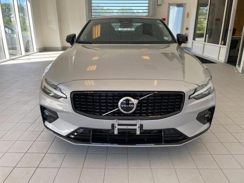 2024 Volvo S60 B5 Core Dark Theme