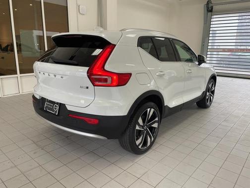 2025 Volvo XC40 B5 Plus Bright Theme