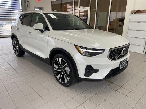 2025 Volvo XC40 B5 Plus Bright Theme