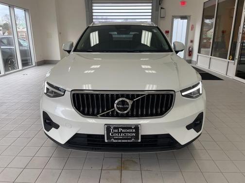 2025 Volvo XC40 B5 Plus Bright Theme