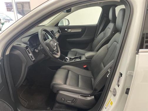 2025 Volvo XC40 B5 Plus Bright Theme