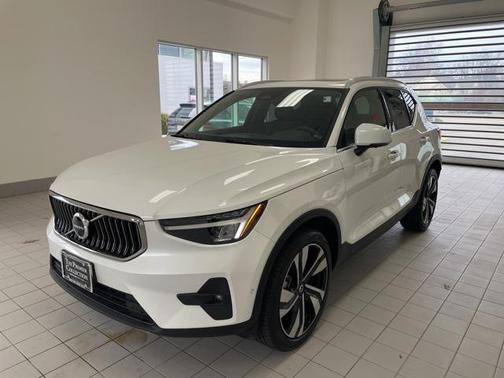 2025 Volvo XC40 B5 Plus Bright Theme