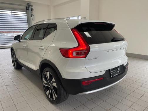 2025 Volvo XC40 B5 Plus Bright Theme