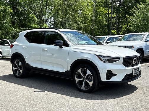 Crystal White 2025 Volvo XC40 Plus