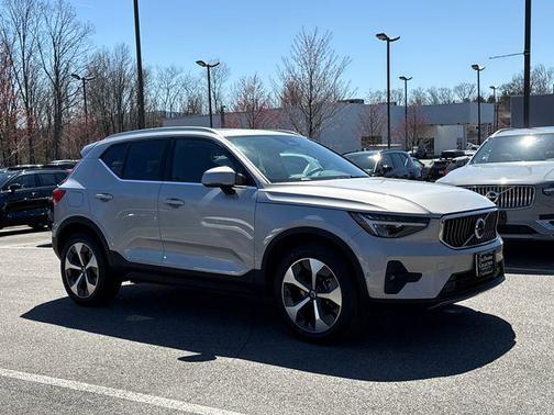 2023 Volvo XC40 B5 Plus Bright Theme