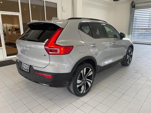 2023 Volvo XC40 B5 Plus Dark Theme