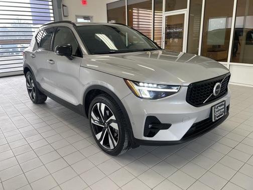 2023 Volvo XC40 B5 Plus Dark Theme