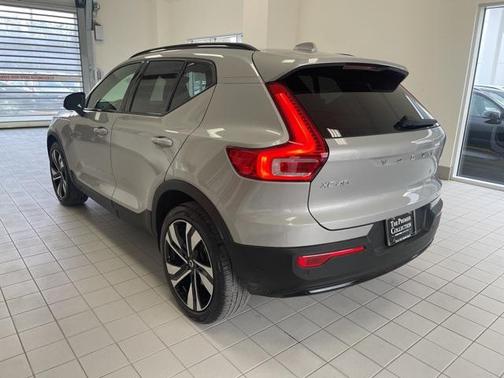2023 Volvo XC40 B5 Plus Dark Theme