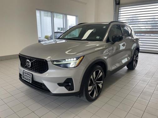 2023 Volvo XC40 B5 Plus Dark Theme