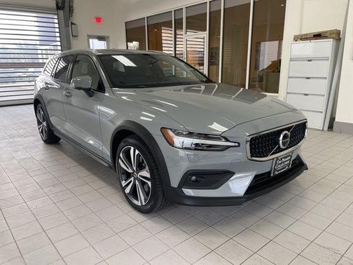 2025 Volvo V60 Cross Country Plus, B5 AWD Gas (mild hybrid)
