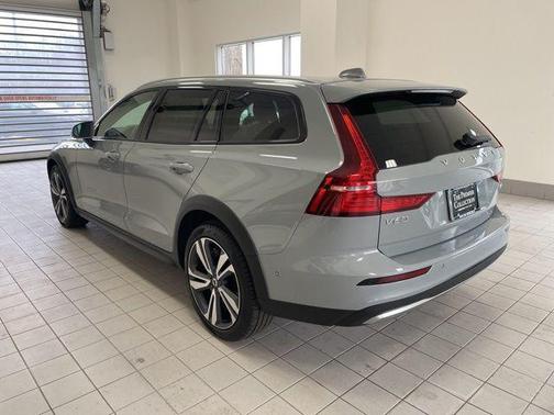 2025 Volvo V60 Cross Country Plus, B5 AWD Gas (mild hybrid)