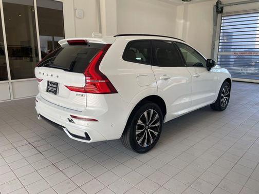 2023 Volvo XC60 B5 Plus Dark Theme