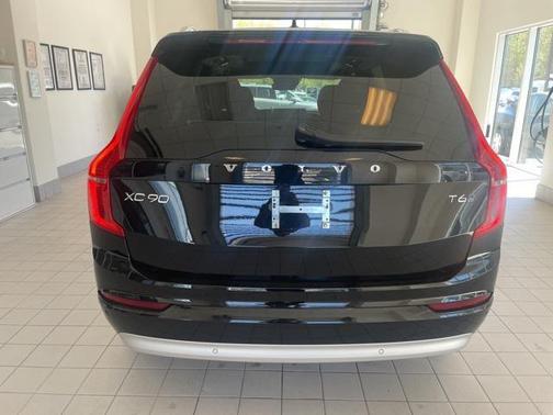 2022 Volvo XC90 T6 Momentum