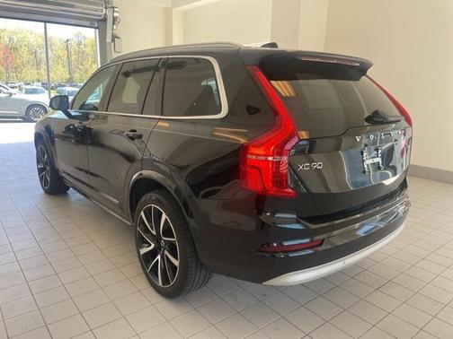 2022 Volvo XC90 T6 Momentum