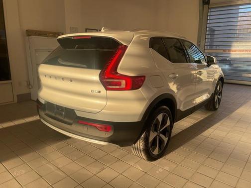 2025 Volvo XC40 B5 Core Bright Theme