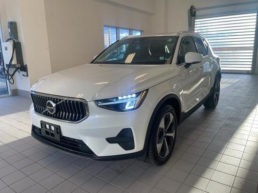 2025 Volvo XC40 B5 Core Bright Theme