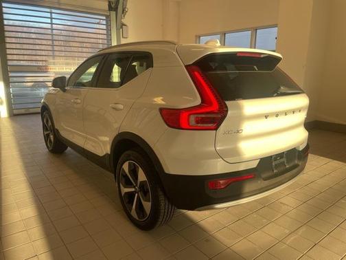 2025 Volvo XC40 B5 Core Bright Theme