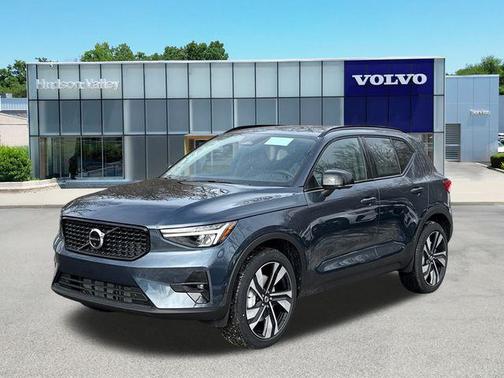 2026 Volvo XC40 Plus, B5 AWD Gas (mild hybrid), Dark