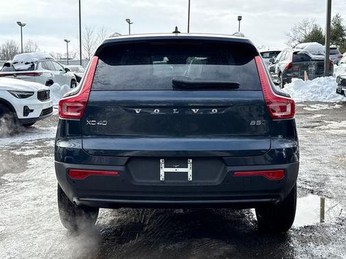 2026 Volvo XC40 Plus, B5 AWD Gas (mild hybrid), Dark