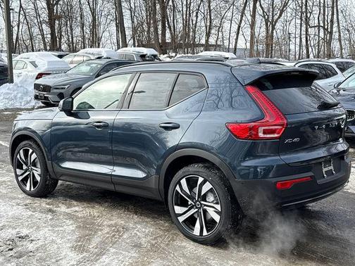 2026 Volvo XC40 Plus, B5 AWD Gas (mild hybrid), Dark