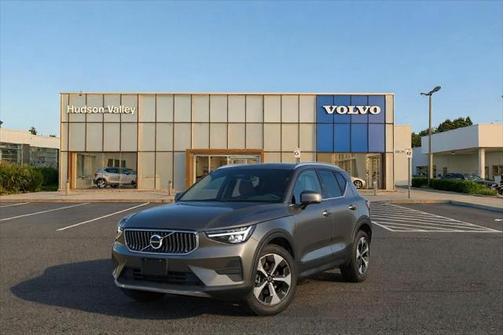 2025 Volvo XC40 B5 Plus Dark Theme